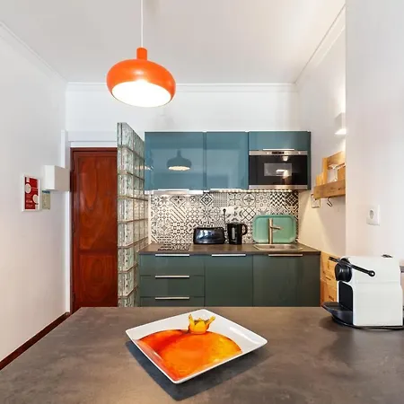 Apartment Modern & Bright 2-bedroom W/balcony In Lisbon