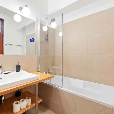 Apartment Modern & Bright 2-bedroom W/balcony In