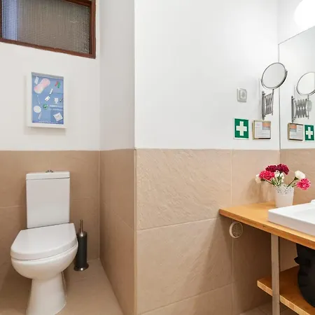 Modern & Bright 2-bedroom W/balcony In Apartment *