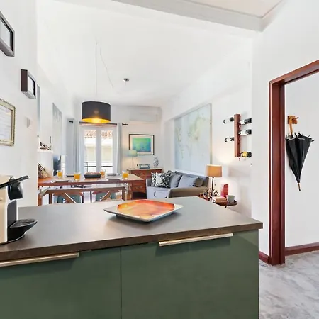 Modern & Bright 2-bedroom W/balcony In Apartment *